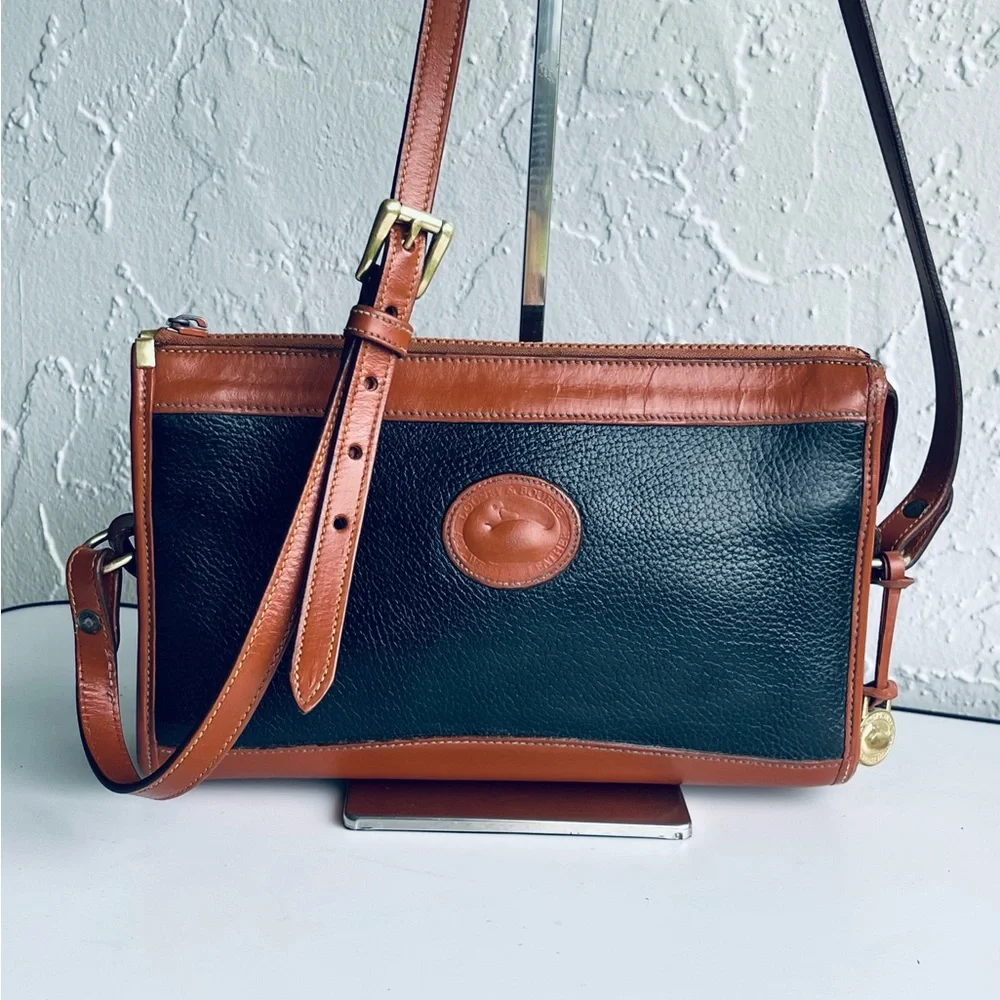 VINTAGE DOONEY & BOURKE BLACK TAN CLUTCH CROSSBODY BAG ADJUSTABLE STRAP - Picture 4 of 16